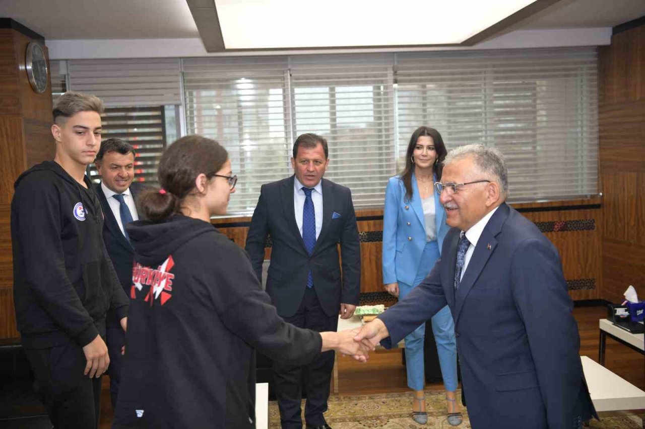 Başkan Büyükkılıç, genç milli sporcuları ağırladı
