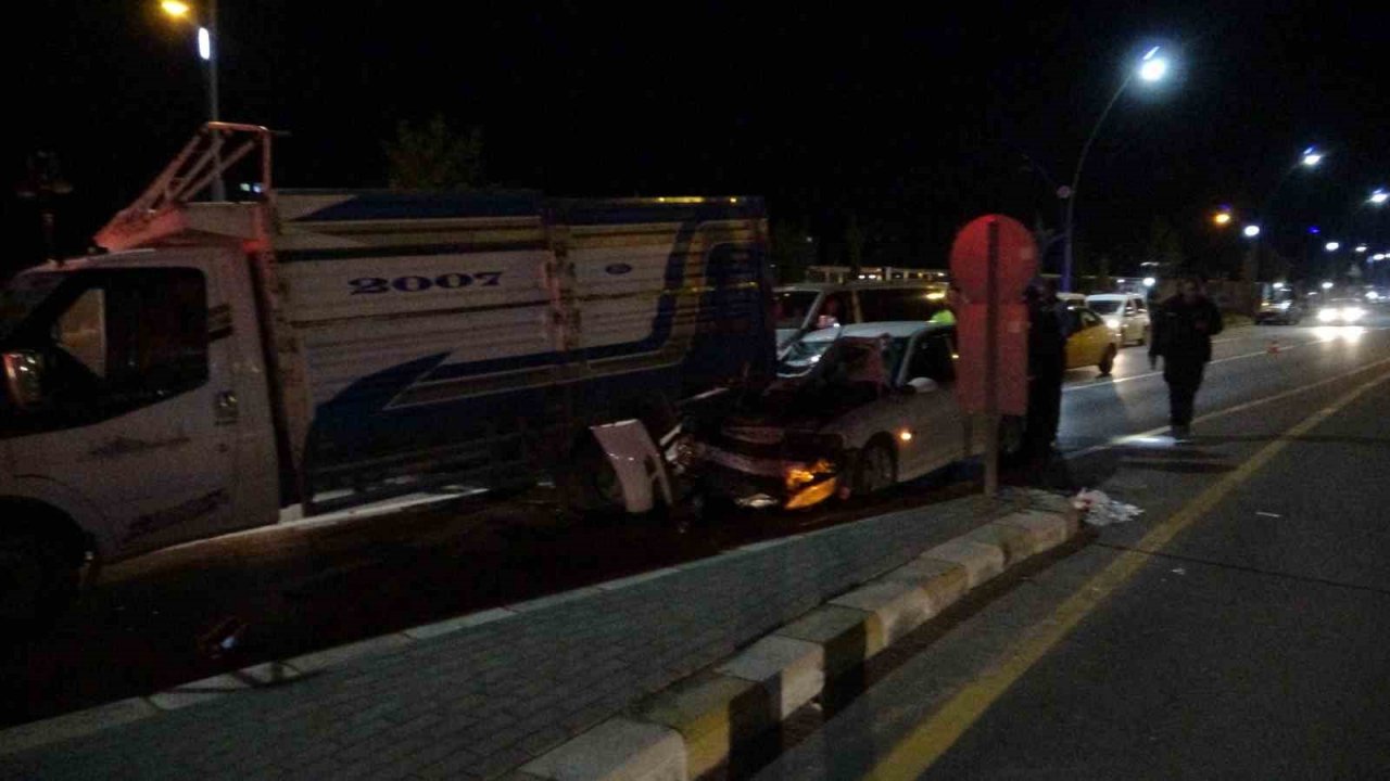 Kontrolden çıkan araç kırmızı ışıkta bekleyen kamyonete ok gibi saplandı