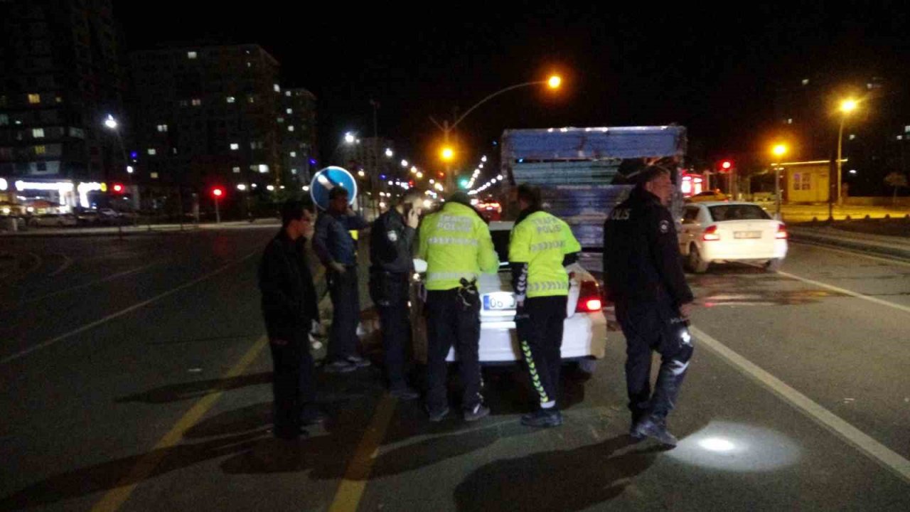 Kontrolden çıkan araç kırmızı ışıkta bekleyen kamyonete ok gibi saplandı