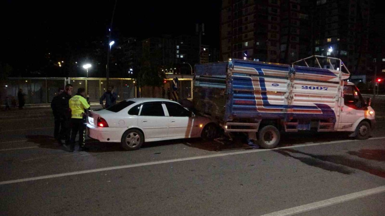 Kontrolden çıkan araç kırmızı ışıkta bekleyen kamyonete ok gibi saplandı