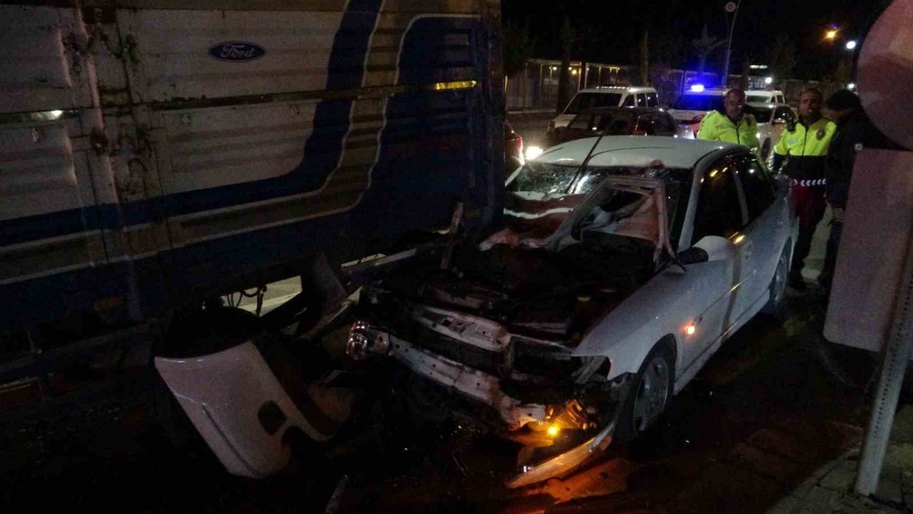 Kontrolden çıkan araç kırmızı ışıkta bekleyen kamyonete ok gibi saplandı