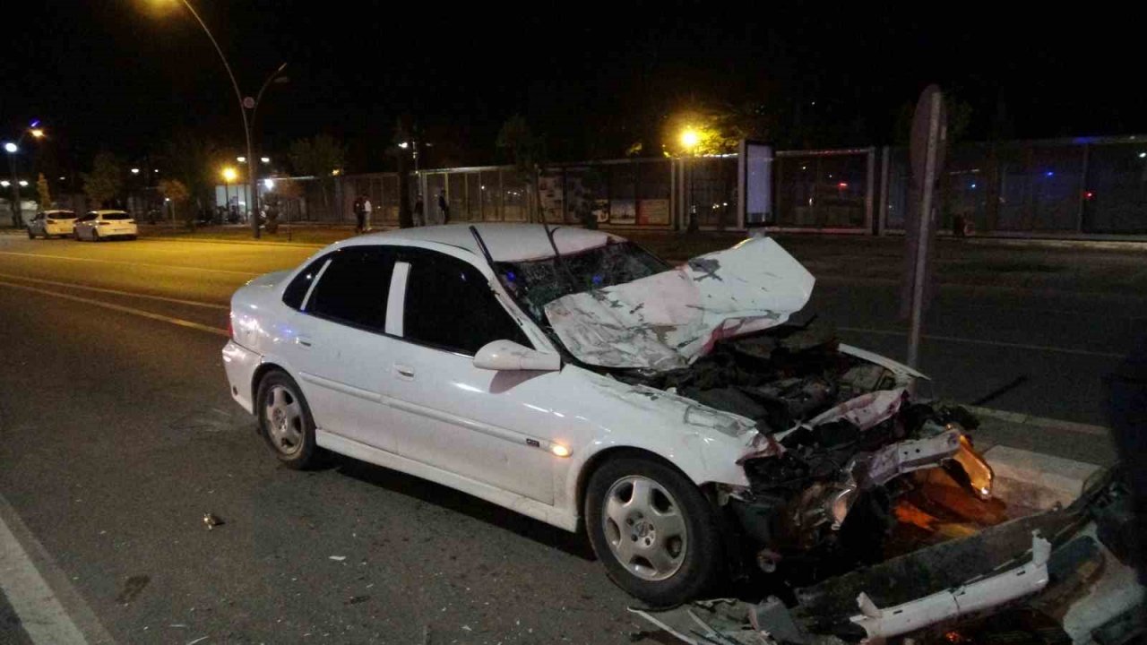 Kontrolden çıkan araç kırmızı ışıkta bekleyen kamyonete ok gibi saplandı