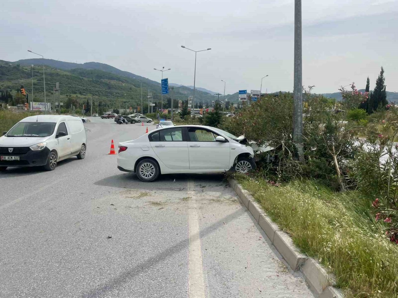 Söke’de lastiği patlayan araç refüjdeki aydınlatma direğine çarparak durabildi