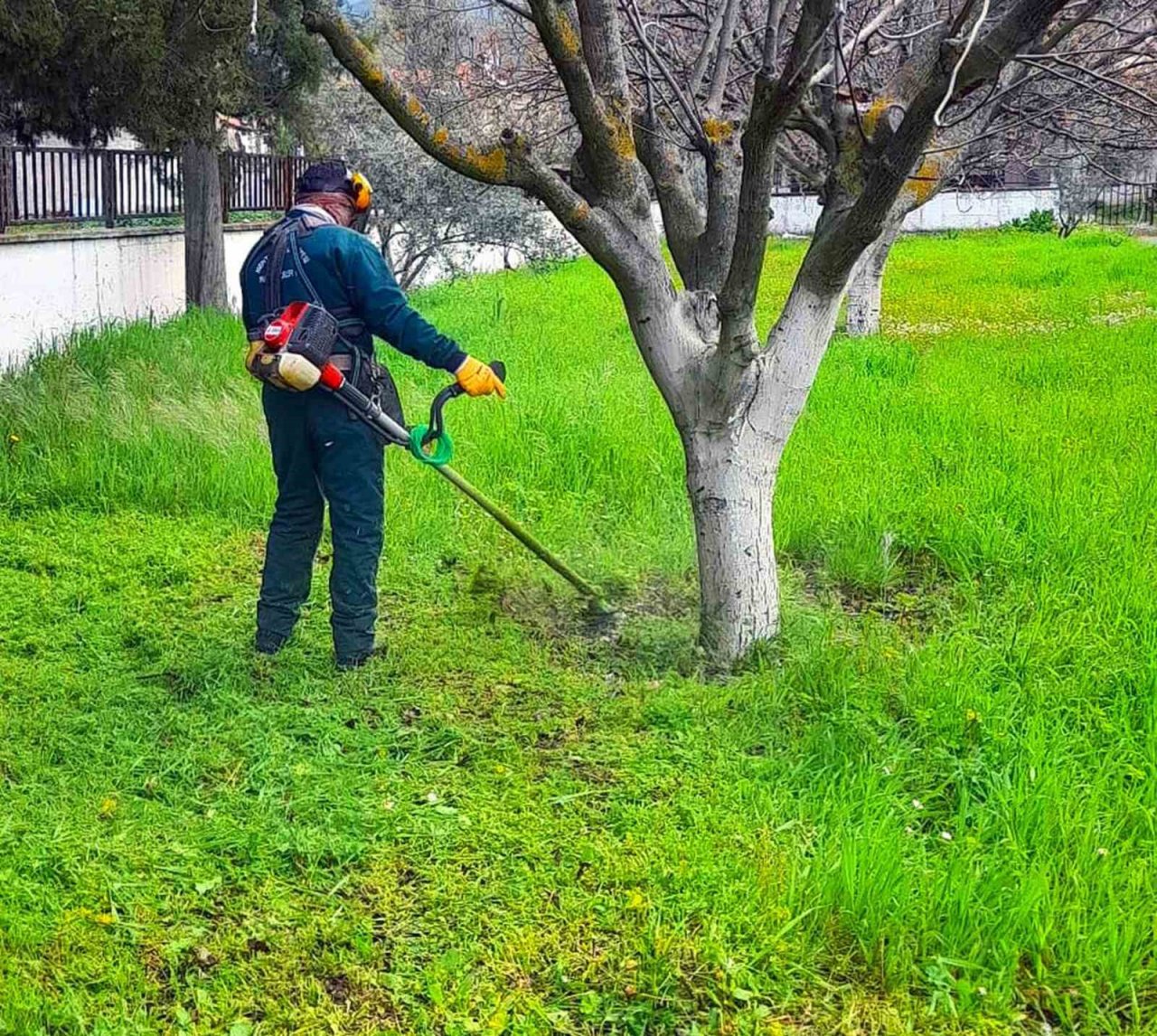 Kamu kurumlarının yeşil alanlarının bakımı Menteşe Belediyesinden