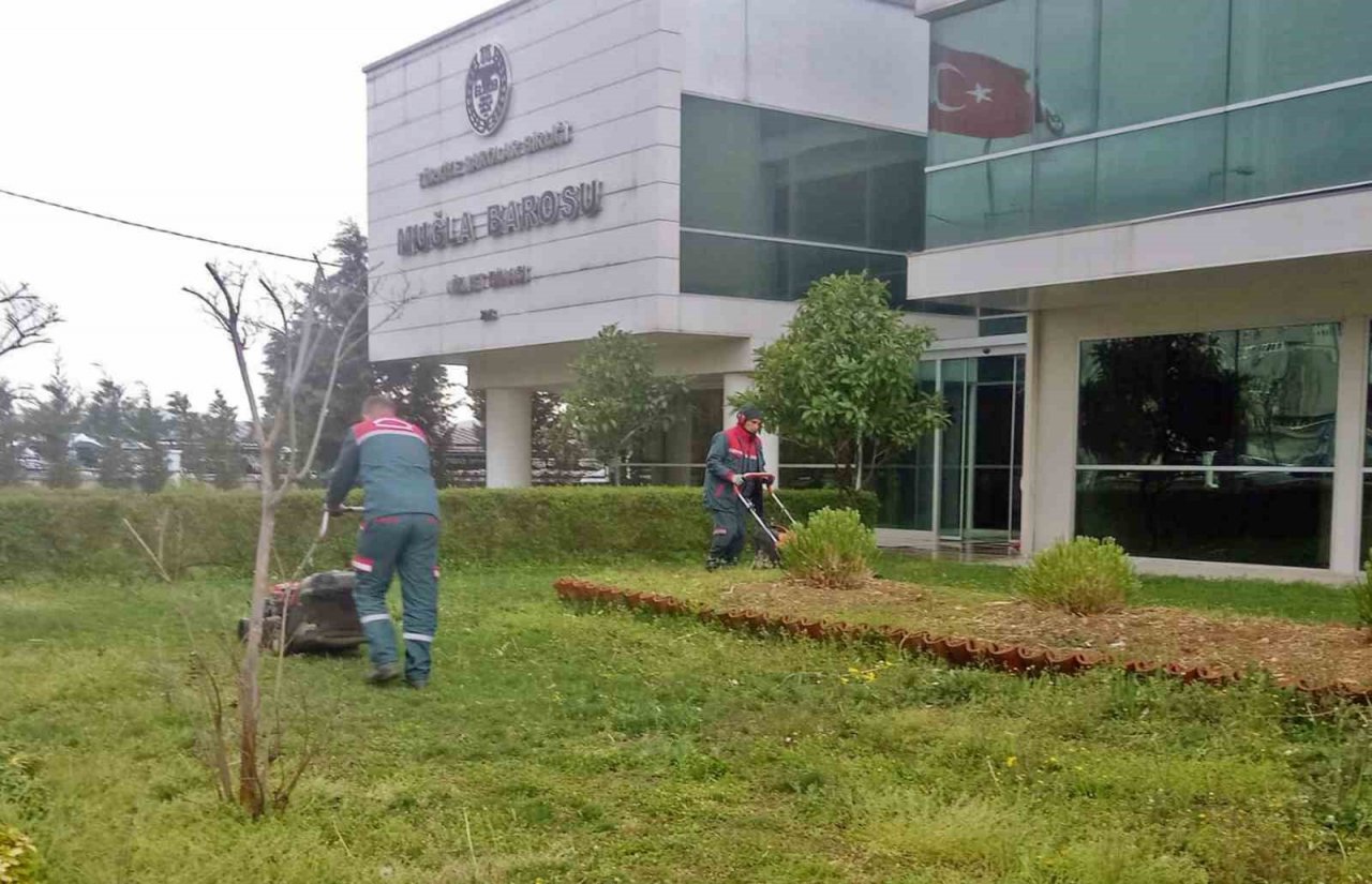 Kamu kurumlarının yeşil alanlarının bakımı Menteşe Belediyesinden