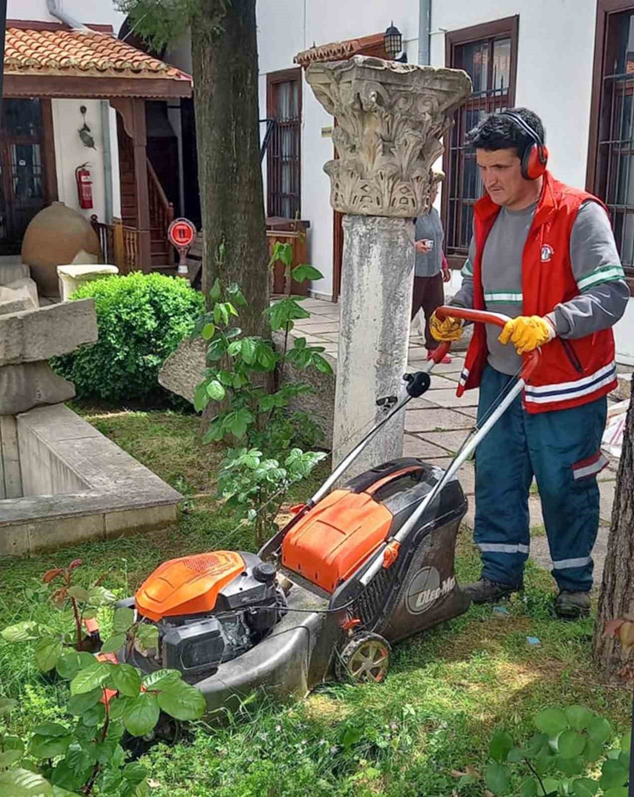 Kamu kurumlarının yeşil alanlarının bakımı Menteşe Belediyesinden