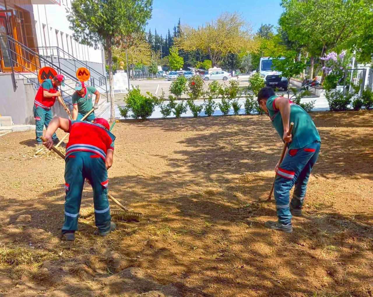 Kamu kurumlarının yeşil alanlarının bakımı Menteşe Belediyesinden