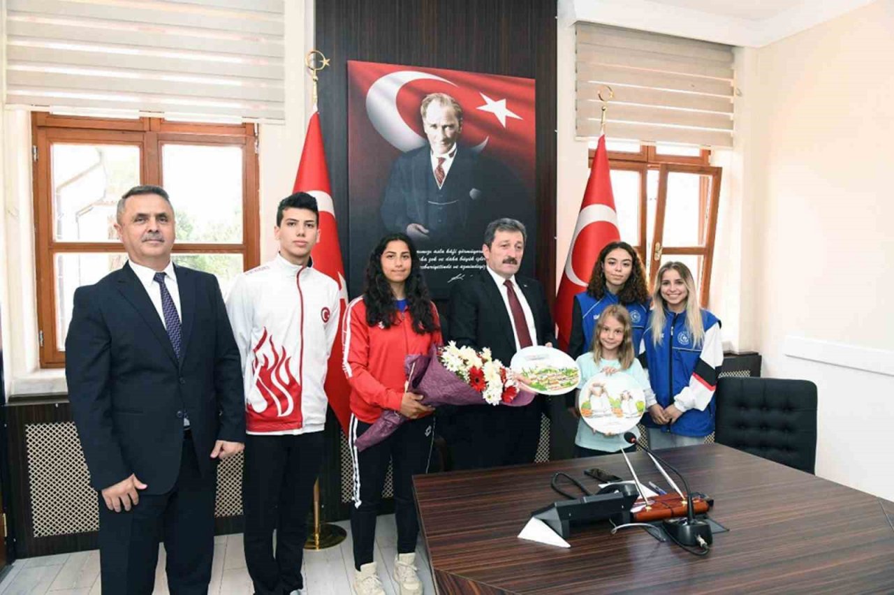 Vali Tavlı, şampiyon sporcu ve gönüllü gençlerle bir araya geldi