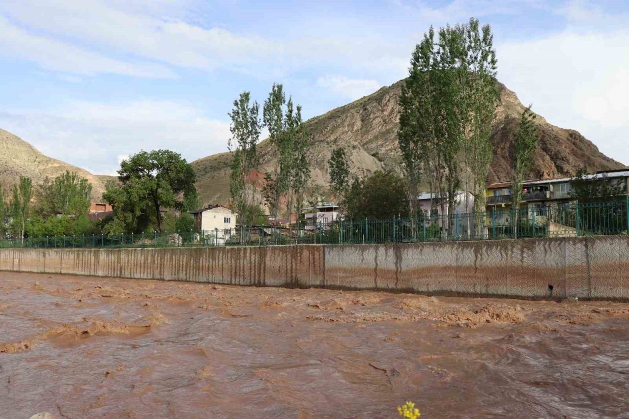 Oltu Çayı’nın debisi yükseliyor