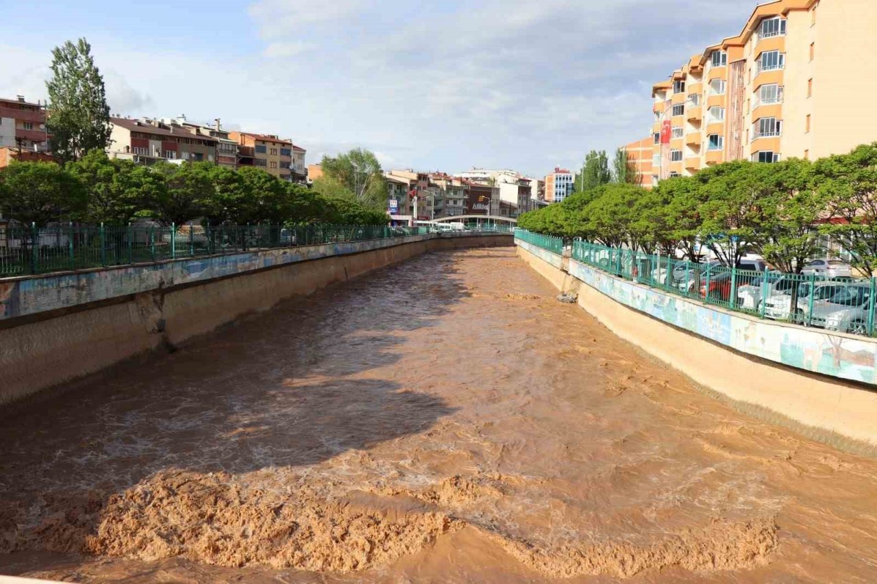 Oltu Çayı’nın debisi yükseliyor