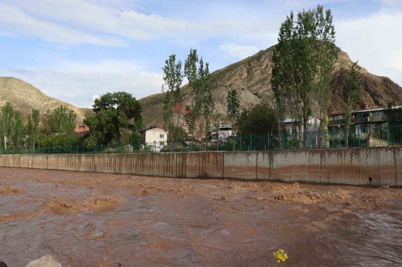 Oltu Çayı’nın debisi yükseliyor