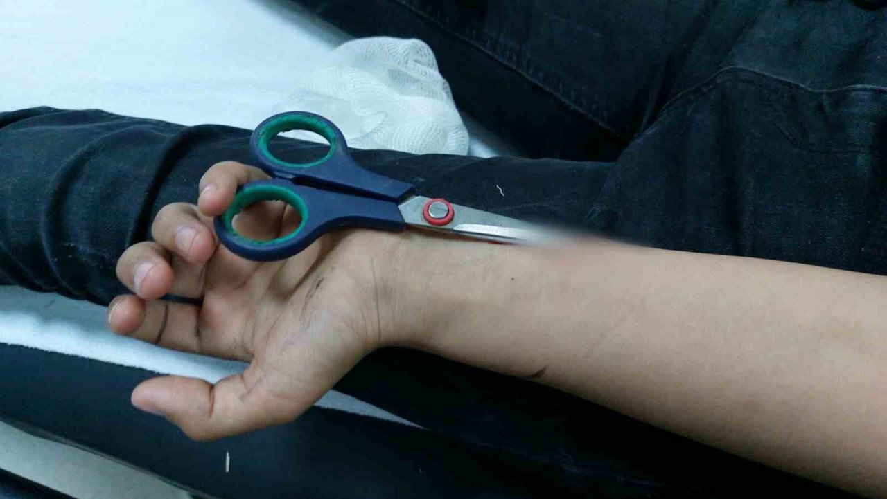 Samsun’da 14 yaşındaki çocuk bileğine saplanan makasla hastaneye kaldırıldı