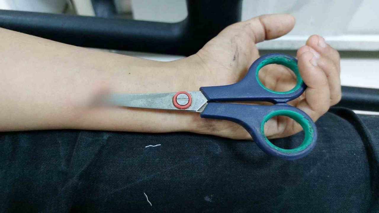 Samsun’da 14 yaşındaki çocuk bileğine saplanan makasla hastaneye kaldırıldı