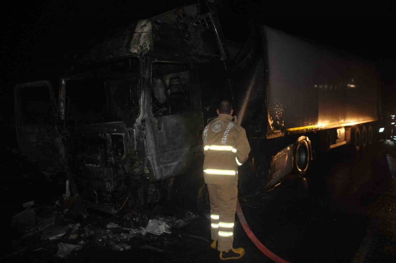 Cizre’de seyir halindeki tır alev alev yandı