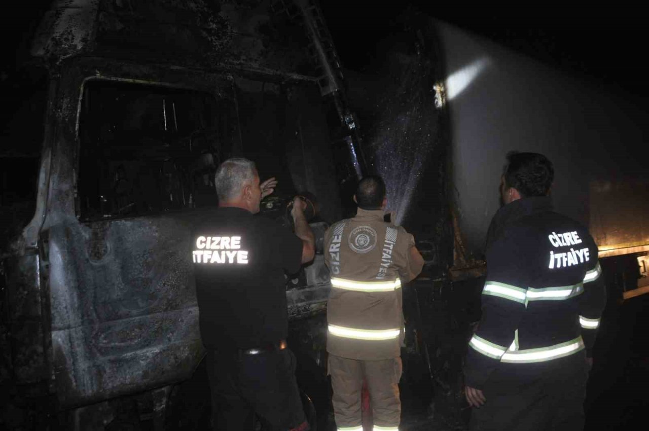 Cizre’de seyir halindeki tır alev alev yandı