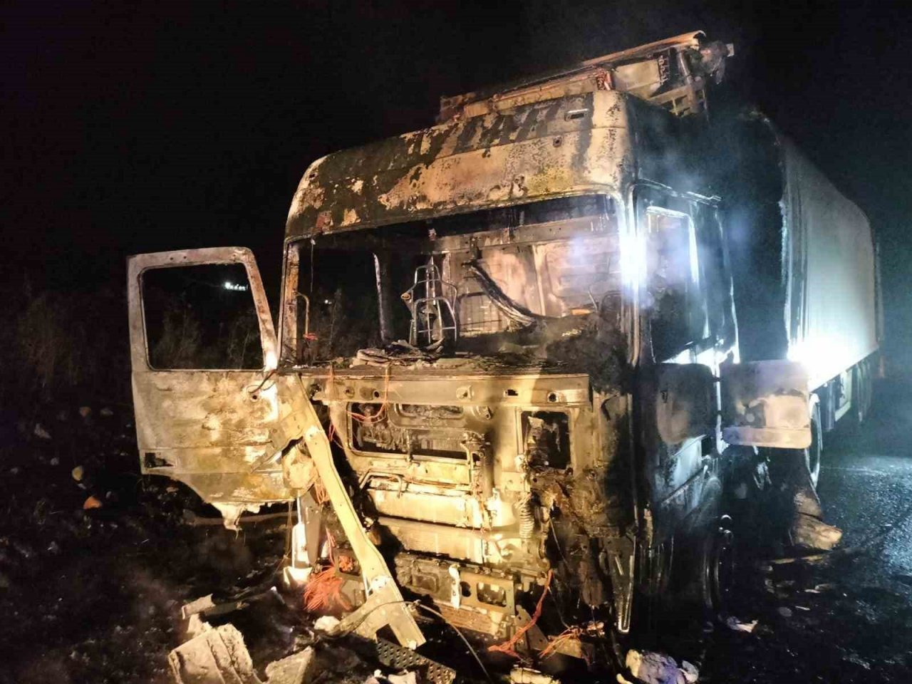 Cizre’de seyir halindeki tır alev alev yandı