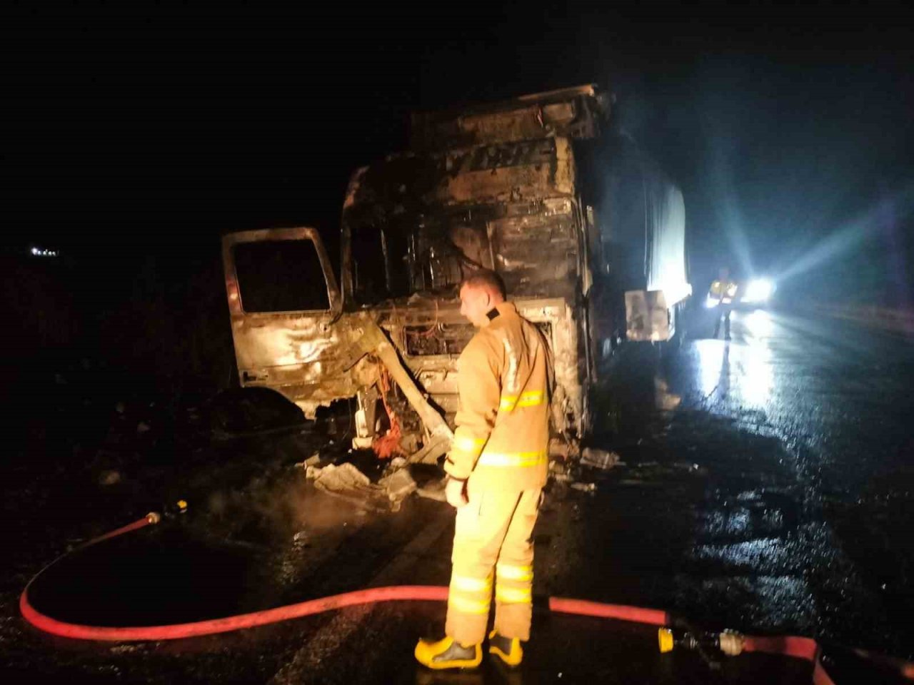 Cizre’de seyir halindeki tır alev alev yandı