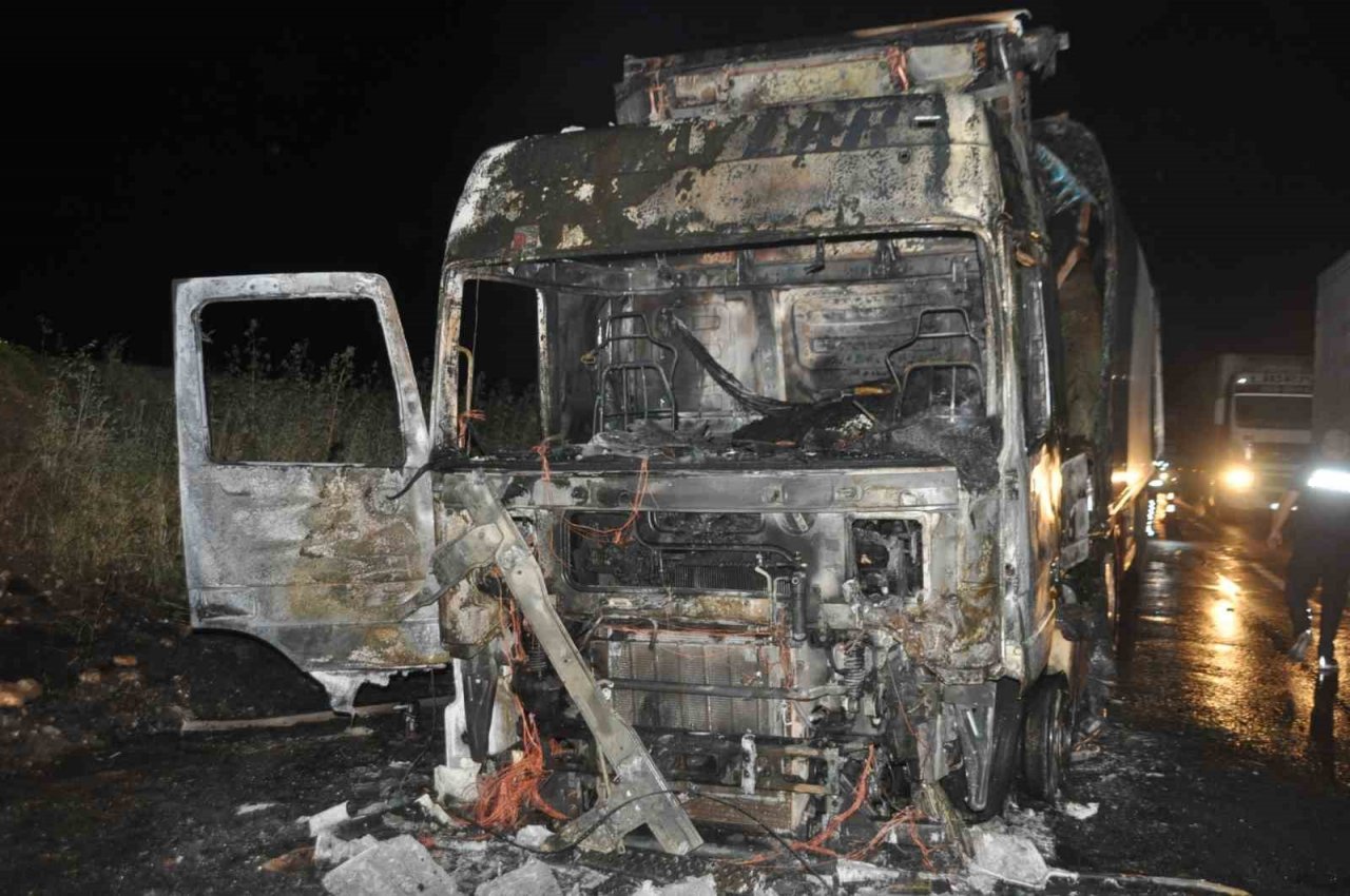 Cizre’de seyir halindeki tır alev alev yandı