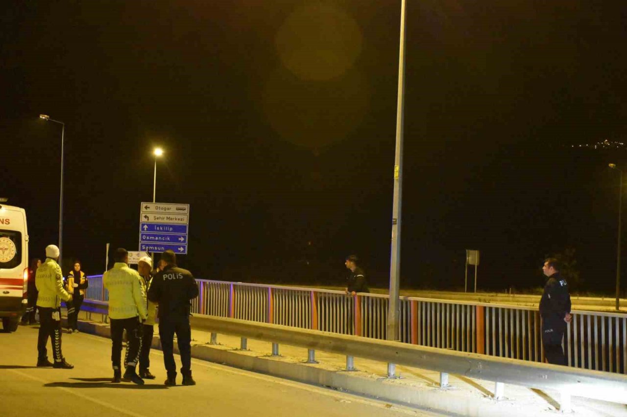 İntihara kalkışan genç D100’ü trafiğe kapattı