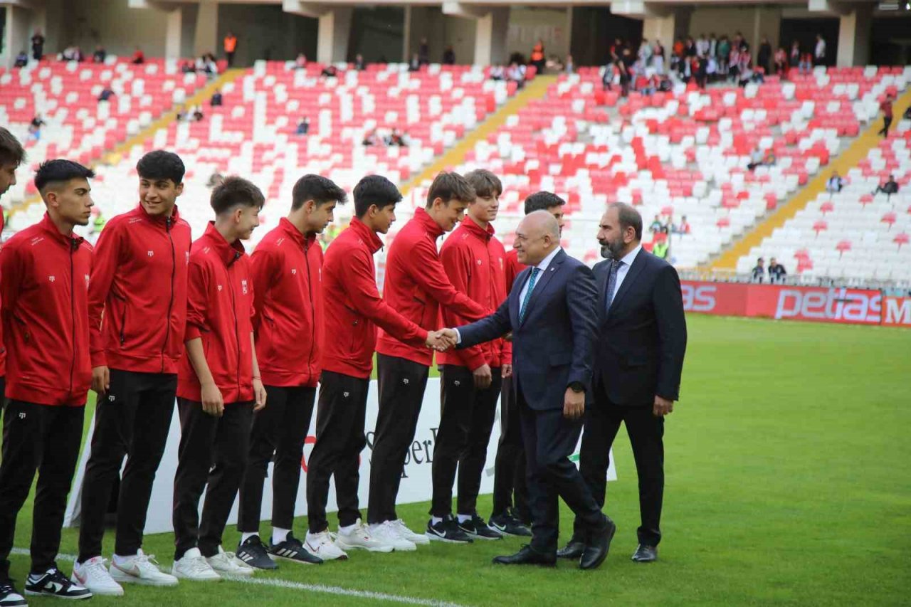 Şampiyonluk kupasını TFF Başkanı Büyükekşi verdi
