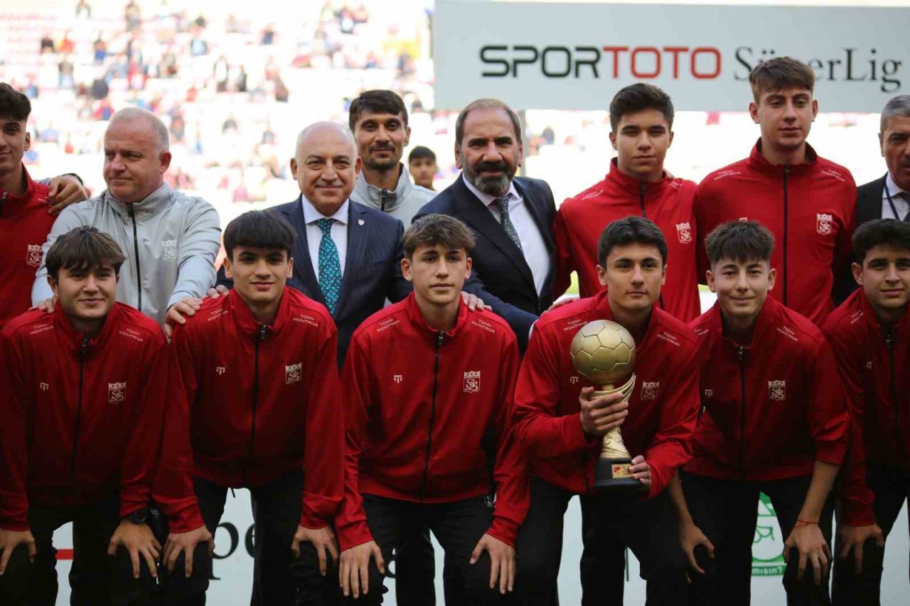 Şampiyonluk kupasını TFF Başkanı Büyükekşi verdi