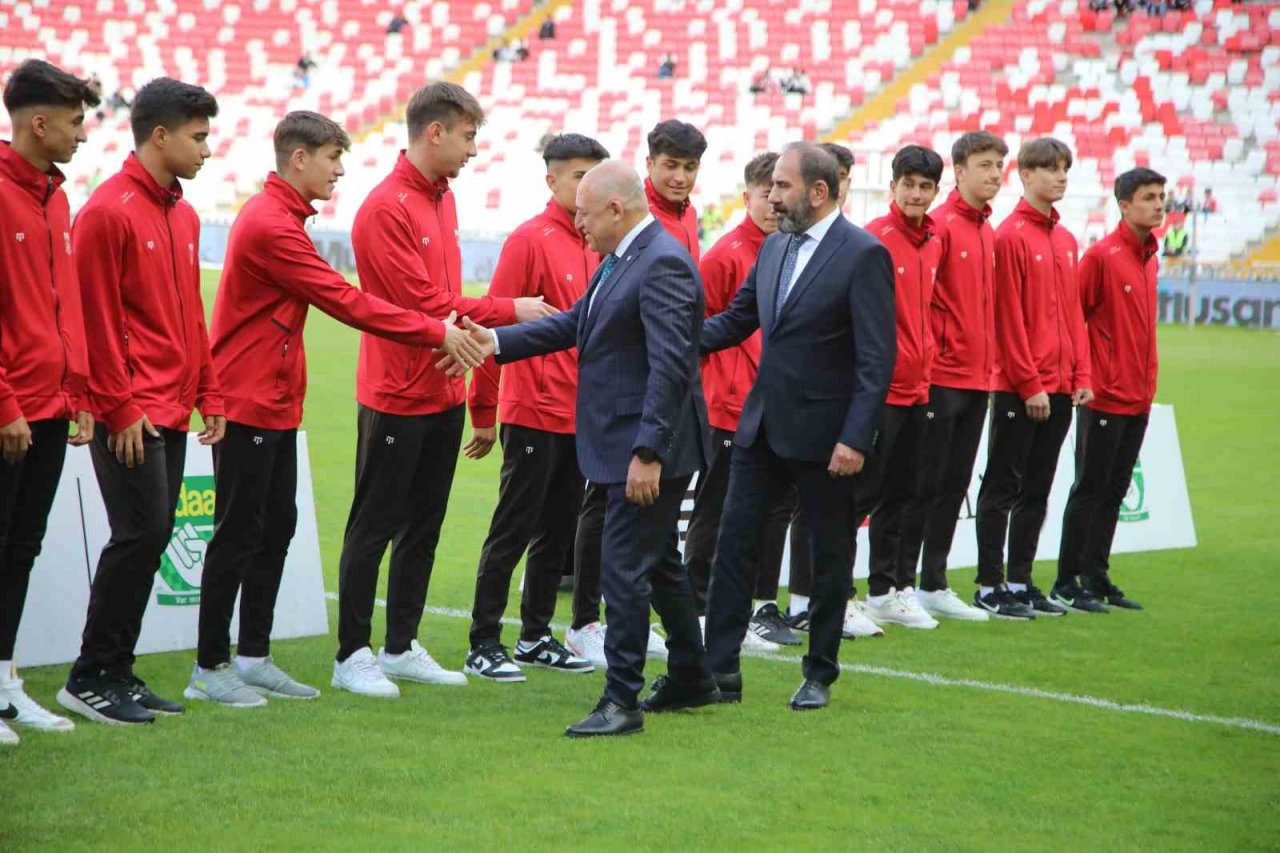 Şampiyonluk kupasını TFF Başkanı Büyükekşi verdi