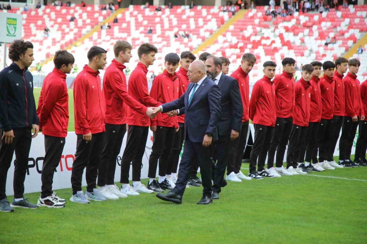 Şampiyonluk kupasını TFF Başkanı Büyükekşi verdi