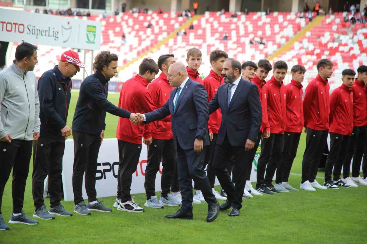 Şampiyonluk kupasını TFF Başkanı Büyükekşi verdi