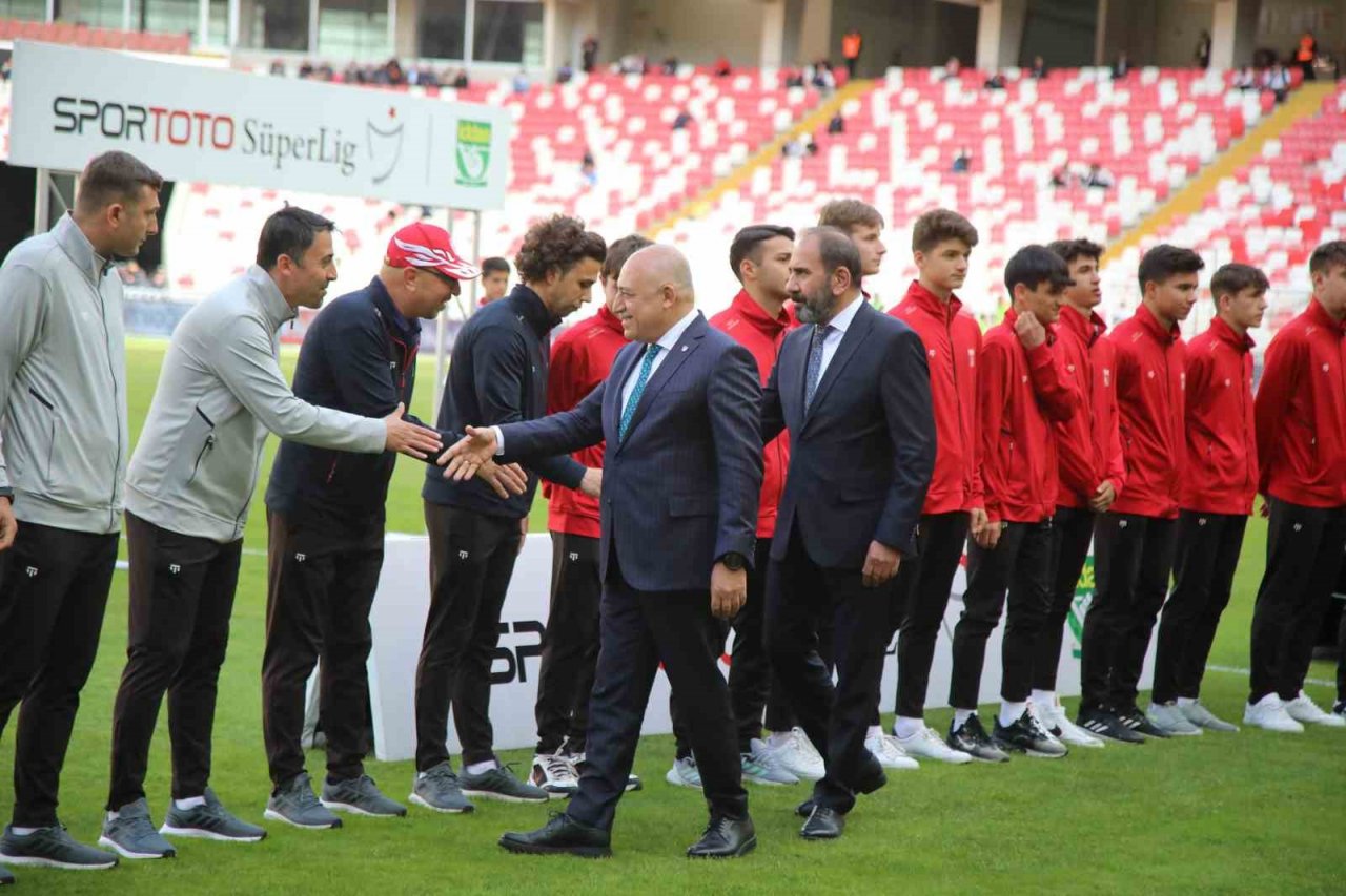 Şampiyonluk kupasını TFF Başkanı Büyükekşi verdi