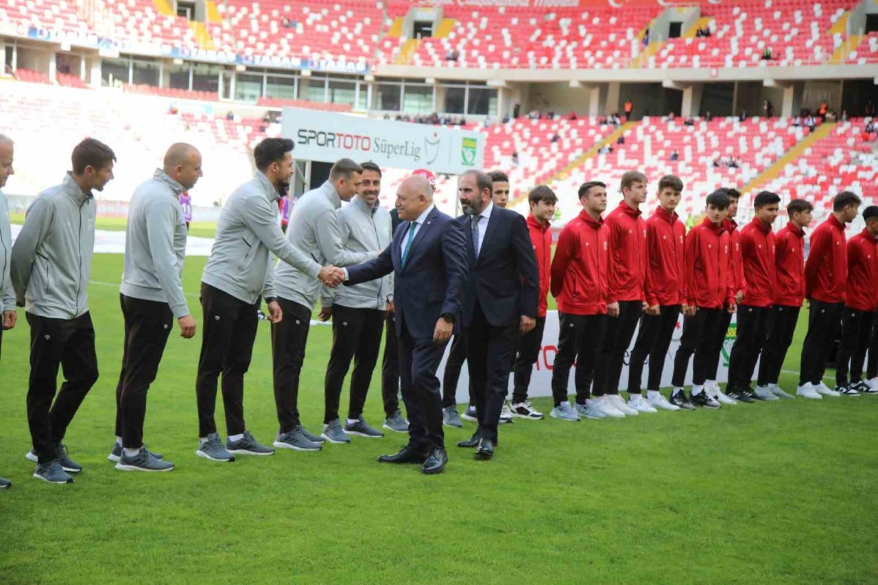 Şampiyonluk kupasını TFF Başkanı Büyükekşi verdi