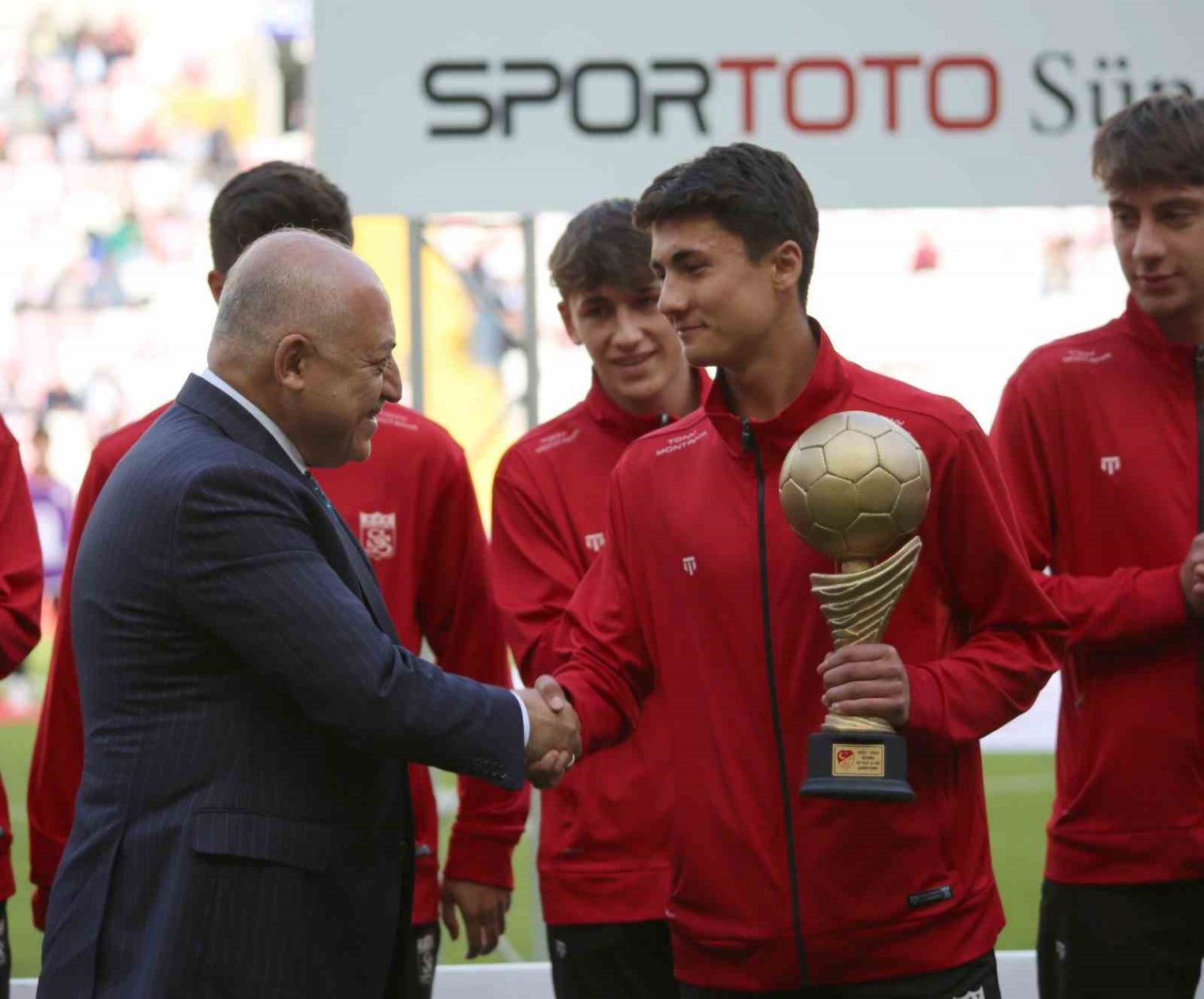 Şampiyonluk kupasını TFF Başkanı Büyükekşi verdi