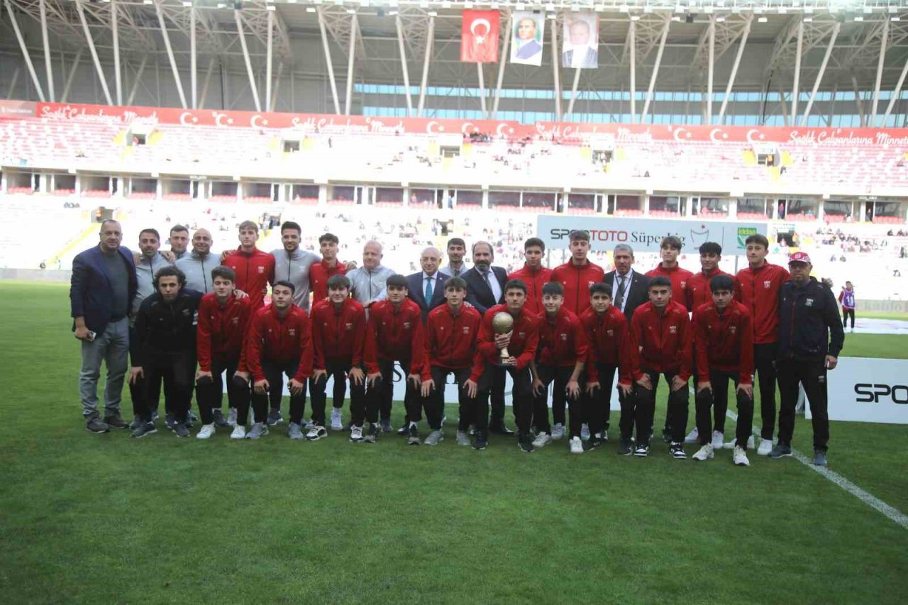 Şampiyonluk kupasını TFF Başkanı Büyükekşi verdi