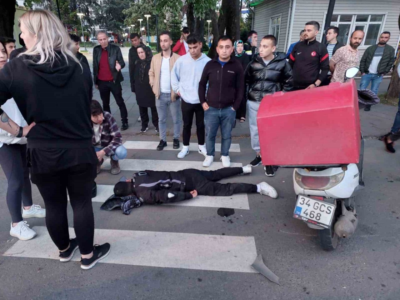 Zonguldak‘ta otomobil motorlu kuryeye çarptı