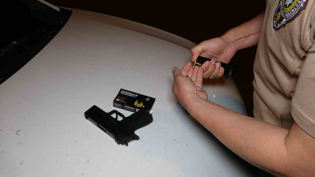 Adana’da polis ve bekçiler el bombasıyla eylem yapacak PKK’lı teröristi yakaladı