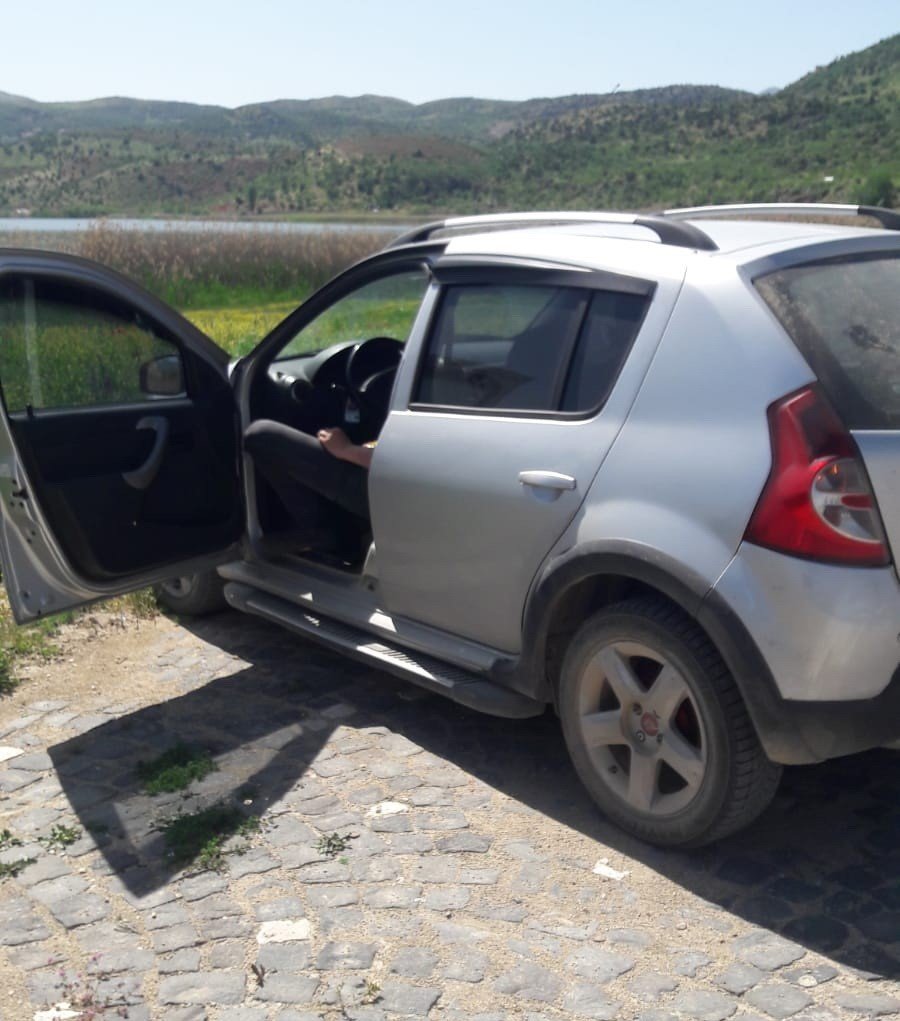 Otomobil içerisinde baygın halde bulundu