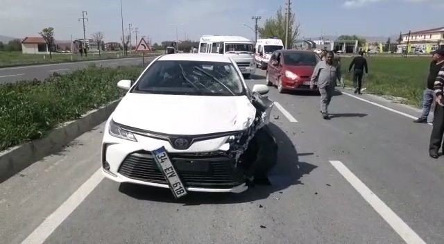 Motosikletle otomobilin çarpıştığı kazada 2 kardeş yaralandı
