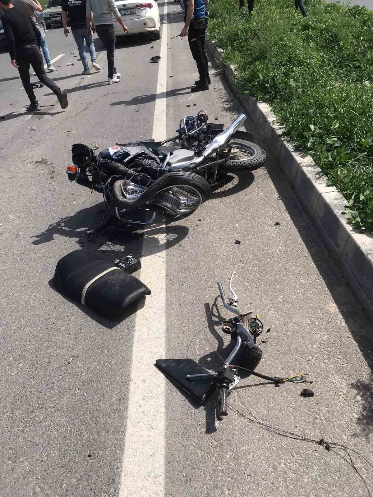 Motosikletle otomobilin çarpıştığı kazada 2 kardeş yaralandı