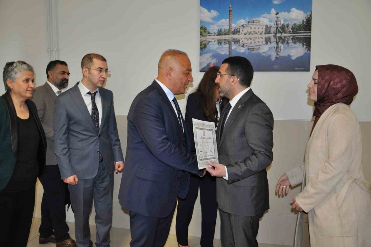 AK Parti Kars Milletvekili Adem Çalkın, mazbatasını aldı