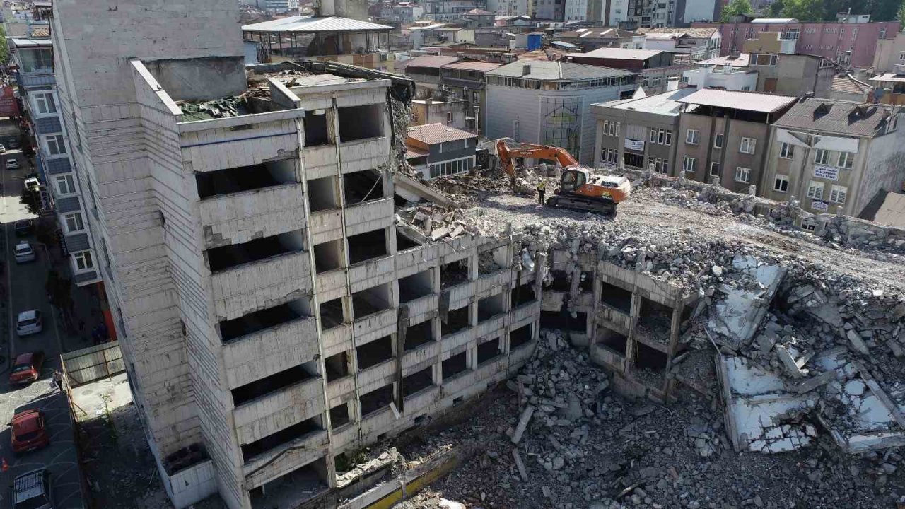 Belediye binasında yıkım çalışmalarında sona gelindi