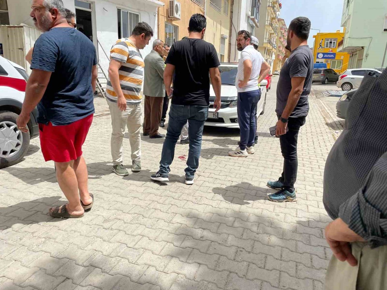 Okula giden çocuğa otomobil çarptı