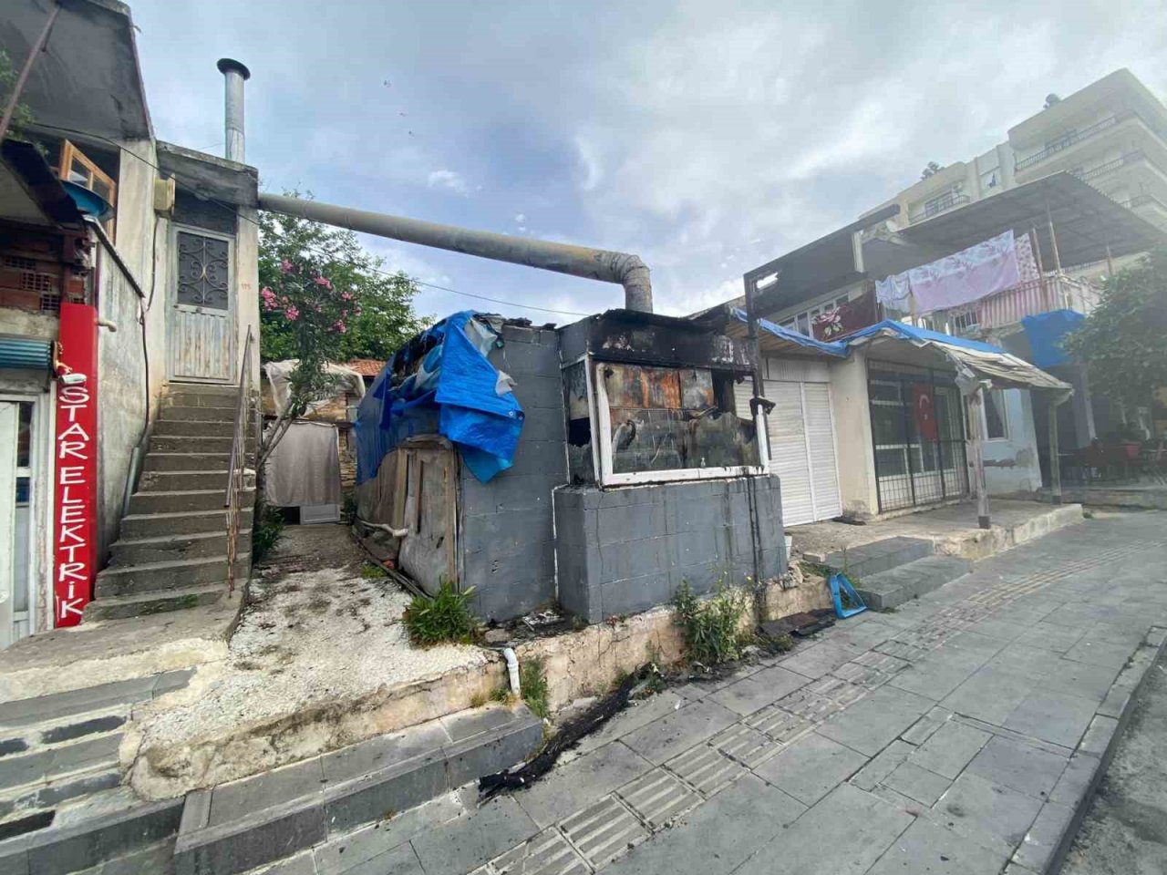 Yangında kokoreç dükkanı kullanılamaz hale geldi