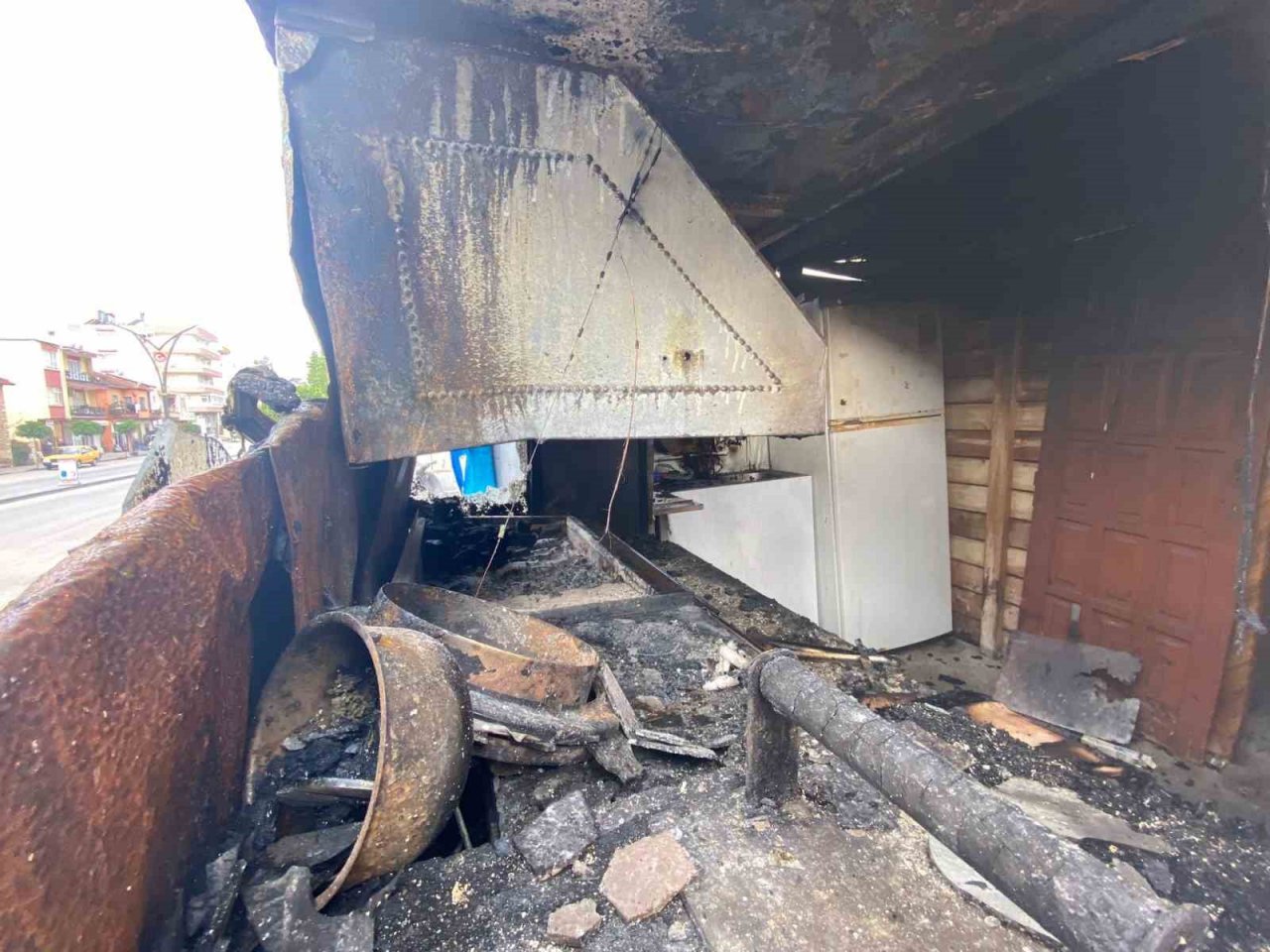 Yangında kokoreç dükkanı kullanılamaz hale geldi