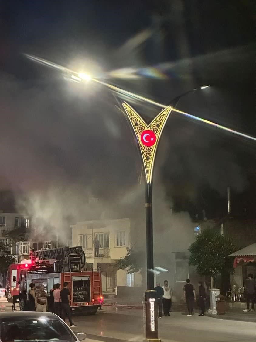 Yangında kokoreç dükkanı kullanılamaz hale geldi