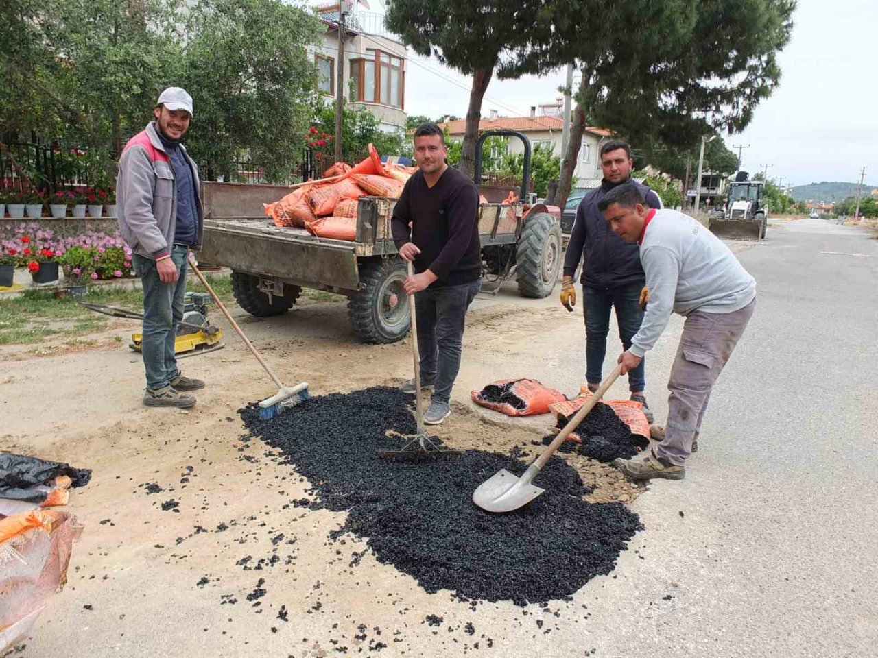 Burhaniye’de belediye asfalt tamirlerine başladı