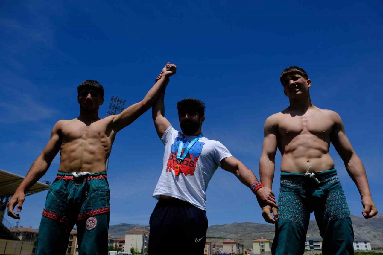 Ata sporunda genç pehlivanlar er meydanına çıktı