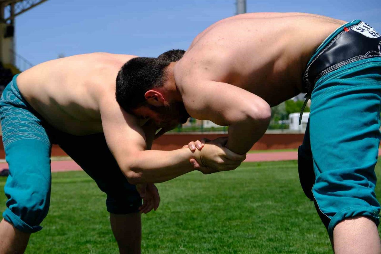 Ata sporunda genç pehlivanlar er meydanına çıktı