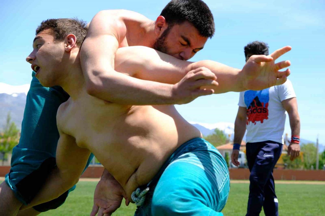Ata sporunda genç pehlivanlar er meydanına çıktı