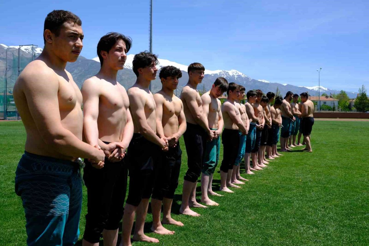 Ata sporunda genç pehlivanlar er meydanına çıktı