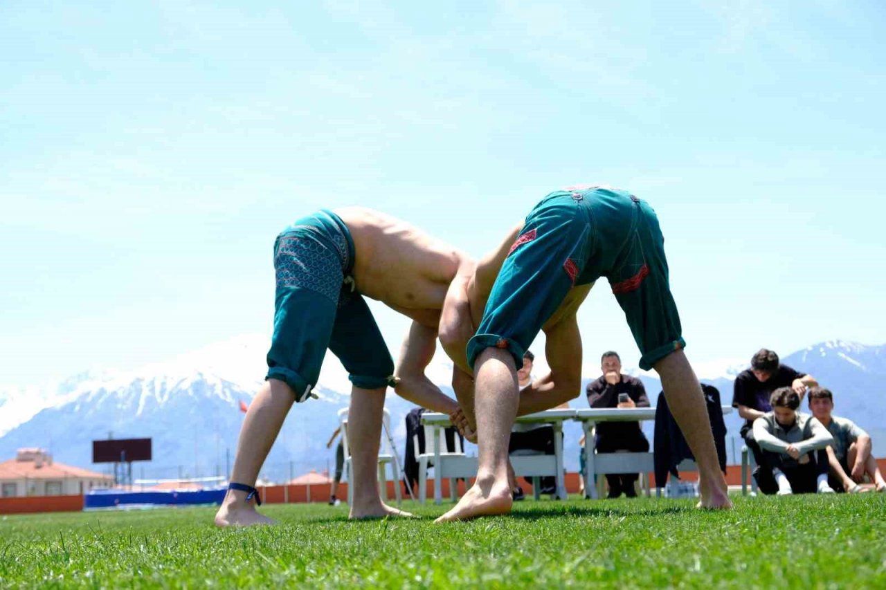 Ata sporunda genç pehlivanlar er meydanına çıktı