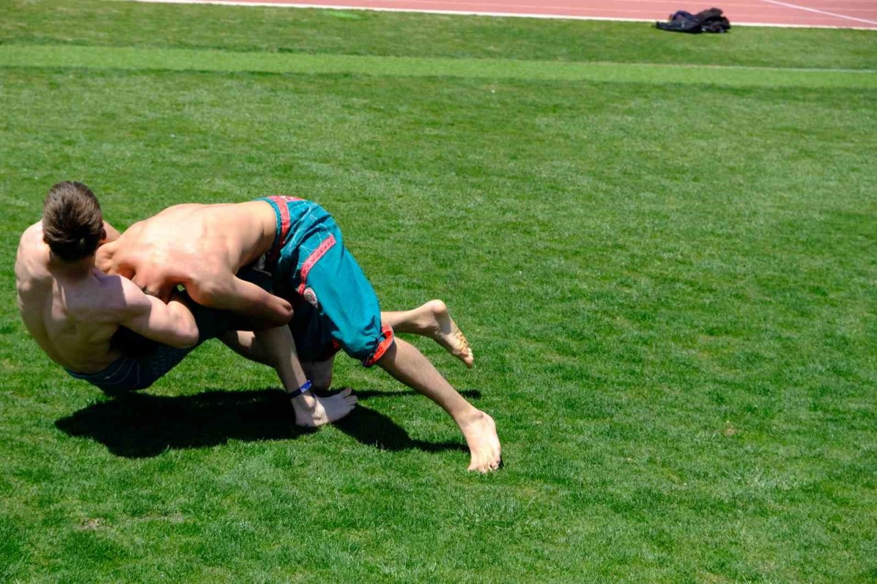 Ata sporunda genç pehlivanlar er meydanına çıktı